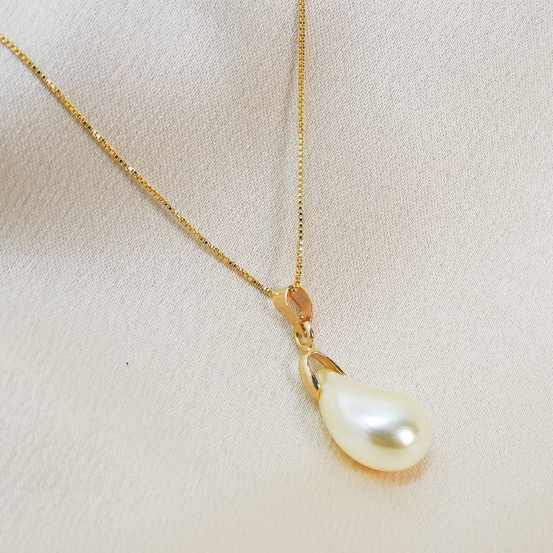 Colar dourado com pedraria preciosa