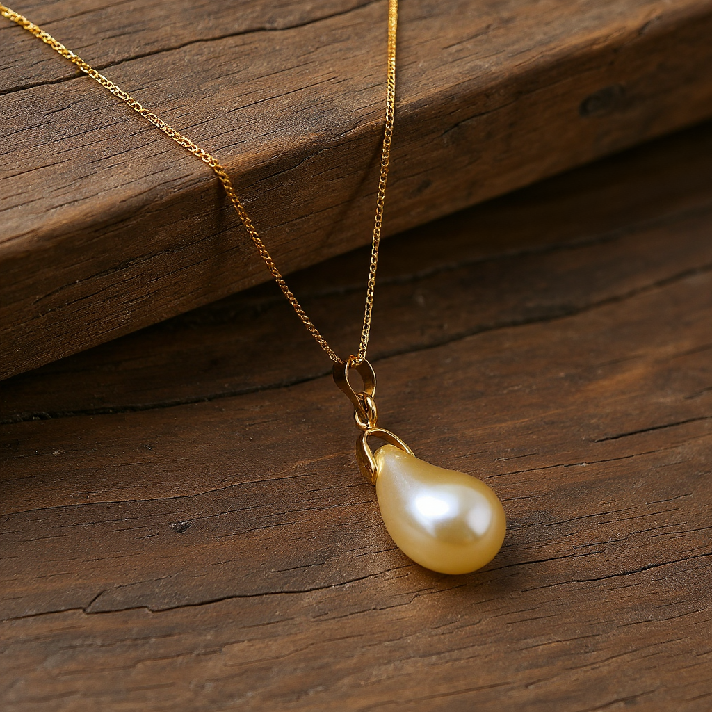 Colar dourado com pedraria preciosa