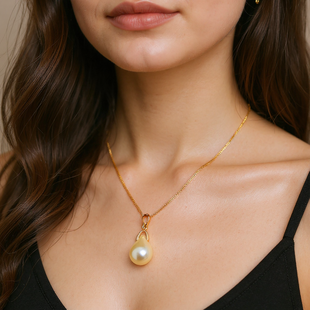 Colar dourado com pedraria preciosa