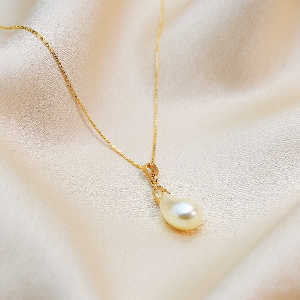 Colar dourado com pedraria preciosa
